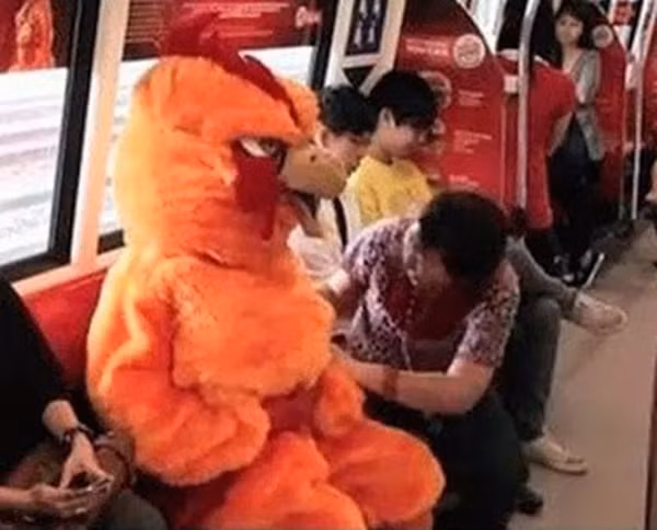 ...liền ngồi đè bẹp dúm túi đồ không thương tiếc.