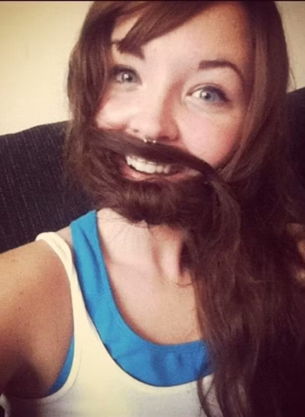 Cô nàng "râu rậm".