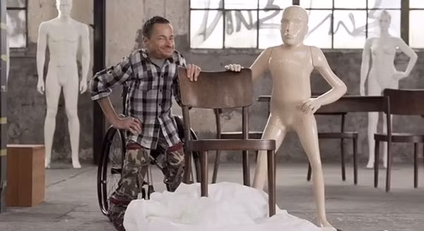 Mặc dù những ma-nơ-canh được tạo không được hoàn hảo (cong vẹo cột sống, mất chân, ngồi xe lăn…), nhưng cũng một phần giúp người khuyết tật thêm lạc quan và yêu cuộc sống. 