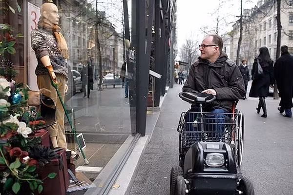 ... và cho thấy rằng những người khuyết tật cũng có nhu cầu thời trang như những người khác.