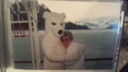 "Gấu" yêu thương con người.