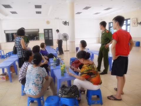 Không chỉ có các"chủ nợ" đợi đòi tài sản, nhiều bậc phụ huynh cũng đến để làm đơn rút hồ sơ chuyển trường cho con em mình.