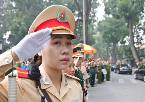 Nước mắt lăn trên má của nữ chiến sĩ CSGT mang niềm tiếc thương vô hạn, sự kính phục với vị Đại tướng vĩ đại. Hình ảnh những giọt nước mắt này sẽ còn nằm lại mãi trong kí ức của các chiến sĩ công an, cảnh sát và người dân Việt Nam.