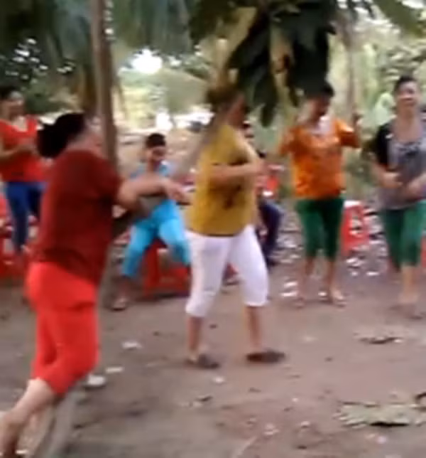 Nhóm phụ nữ nhảy bốc lửa theo tiếng nhạc sàn, trên nền đất.