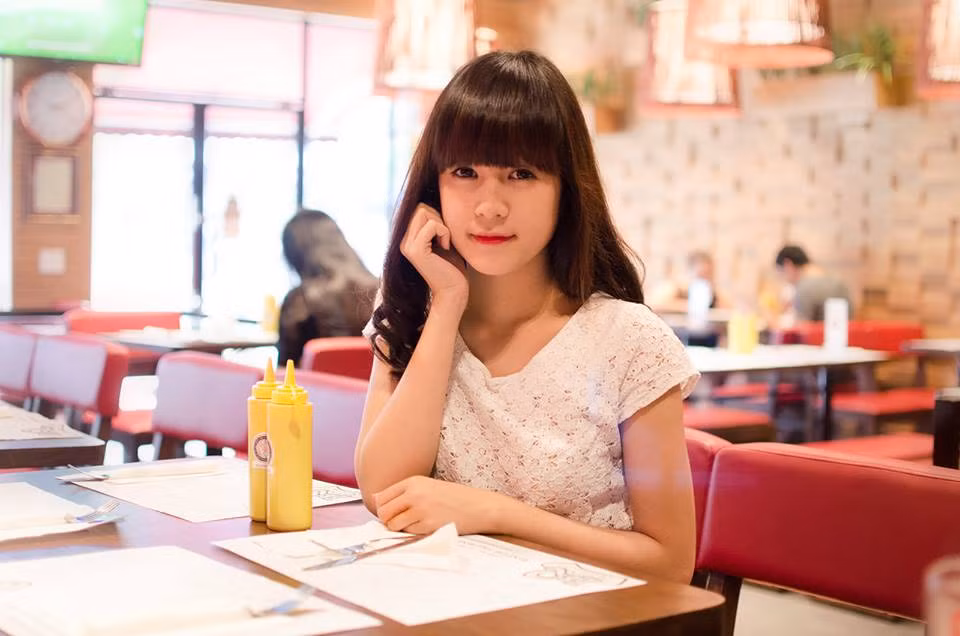 "Thủy Sún" tên thật là Nguyễn Thanh Thủy, sinh năm 1997, đang theo học trường THPT Xuân Đỉnh, Hà Nội.