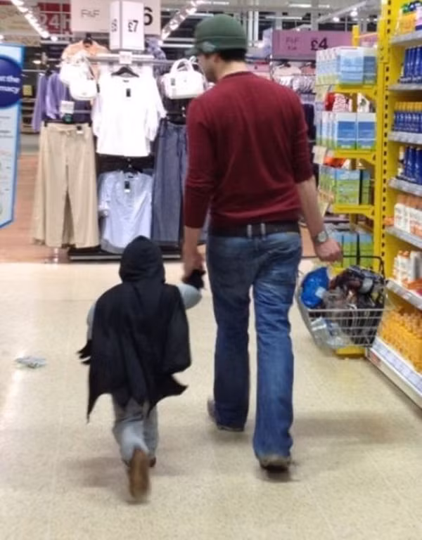 Bé đi siêu thị cùng bố.