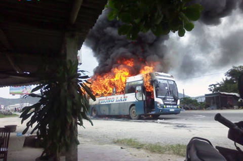 Ngay sau khi phát hiện ra sự cố, tài xế liền mở cửa xe và hô hoán hành khách trên xe nhảy xuống thoát thân, đồng thời gọi lực lượng cứu hỏa đến ứng cứu.