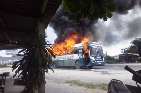 Ngay sau khi phát hiện ra sự cố, tài xế liền mở cửa xe và hô hoán hành khách trên xe nhảy xuống thoát thân, đồng thời gọi lực lượng cứu hỏa đến ứng cứu.