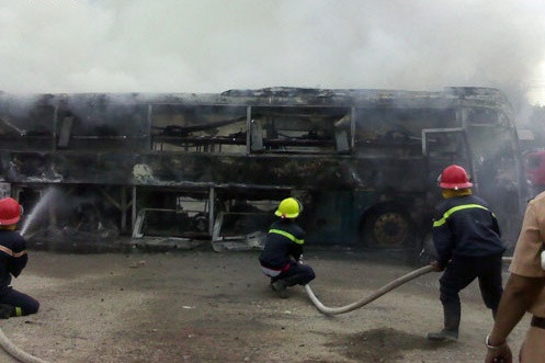 Sau hơn 30 phút bốc cháy, ngọn lửa mới được dập tắt hoàn toàn. Rất may, không có hành khách nào bị thương trong vụ cháy này.