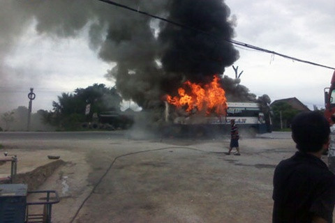 Ngọn lửa bốc cháy dữ dội.