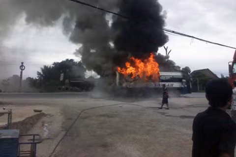 Ngọn lửa bốc cháy dữ dội.