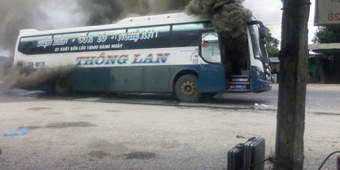 Chiếc xe khách mang BKS 27B - 001.30 do tài xế Đặng Văn Thông (SN 1965, trú tại phường Nam Thanh, TP Điện Biên) điều khiển, đang lưu thông theo hướng Bắc - Nam tuyến Điện Biên – Vinh, thì bất ngờ phát cháy từ phía máy ở cuối xe.