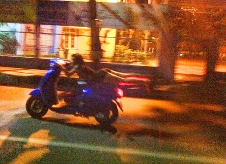 Nhiều teen Việt tham gia "biểu diễn" những màn; bốc đầu xe máy, nằm dài trên yên xe, rồi thả tay khi điều khiển..., để tìm "cảm giác mạnh" cực kỳ nguy hiểm. Trong ảnh: Cô gái trẻ liều lĩnh điều khiển xe bằng... bụng.