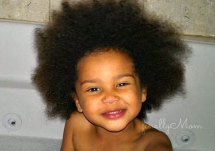 Mái tóc tự nhiên của bé.