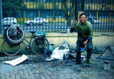"Chào cháu, chụp chú làm gì? Chú vất vả lắm đang kiếm thêm đồng nào để cho con chú ăn học thôi mà!". Bố luôn là người tuyệt vời, bố luôn hy sinh tất cả vì tương lai tốt đẹp của chúng con. Cảm ơn những người bố". Bức ảnh sau khi đăng tải đã nhanh chóng nhận gần 18.000 lượt like và hàng nghìn bình luận từ phía cư dân mạng. Nhiều thành viên mạng ngậm ngùi khi xem bức ảnh.