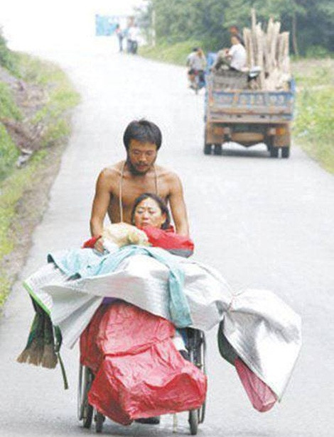 "Chàng trai này đã đi bộ 3.000 cây số để đưa người mẹ tật nguyền thực hiện ước mơ được du ngoạn, ngắm đường phố phong cảnh". Tấm lòng hiếu thảo của anh chàng tron bức ảnh đã khiến 34.000 người cảm động.