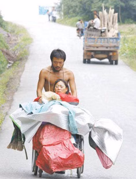 "Chàng trai này đã đi bộ 3.000 cây số để đưa người mẹ tật nguyền thực hiện ước mơ được du ngoạn, ngắm đường phố phong cảnh". Tấm lòng hiếu thảo của anh chàng tron bức ảnh đã khiến 34.000 người cảm động.