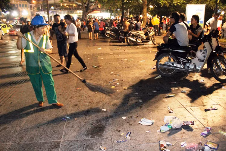 Công nhân vệ sinh môi trường phải làm việc cật lực.