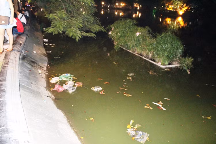 Rác thải nổi lềnh bềnh trên mặt hồ.