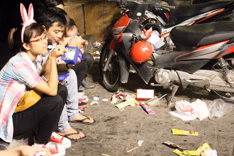 ... sau đó vô tư xả rác...