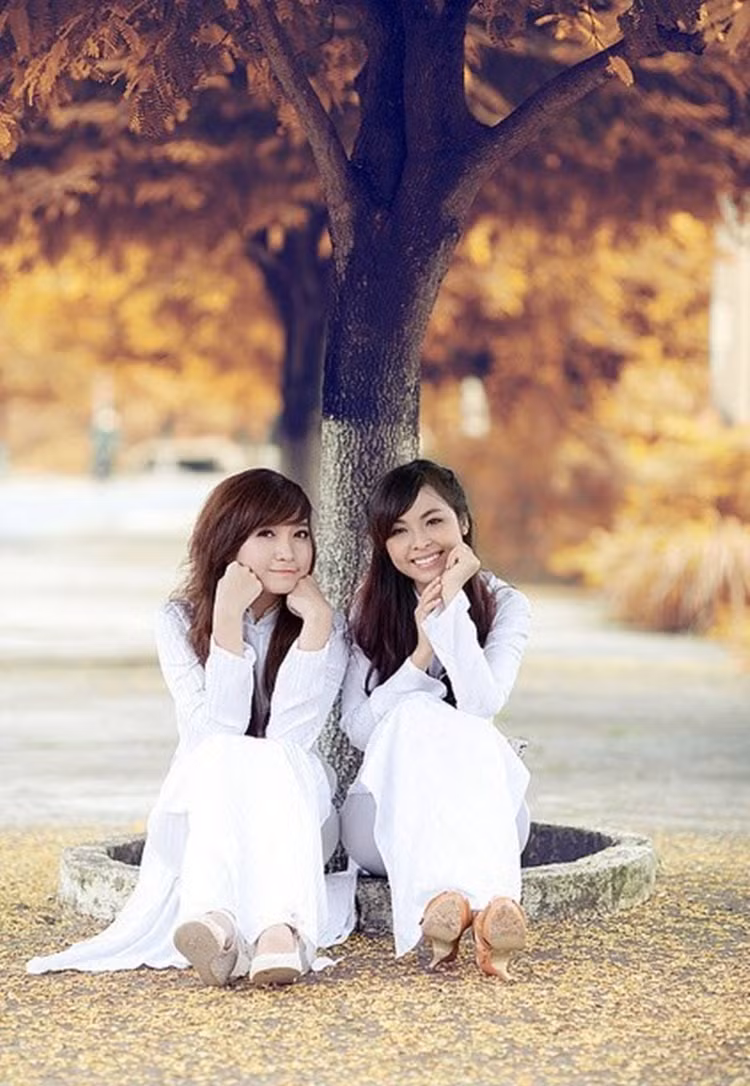 Hai thiếu nữ Việt nổi bật giữa cảnh sắc tự nhiên