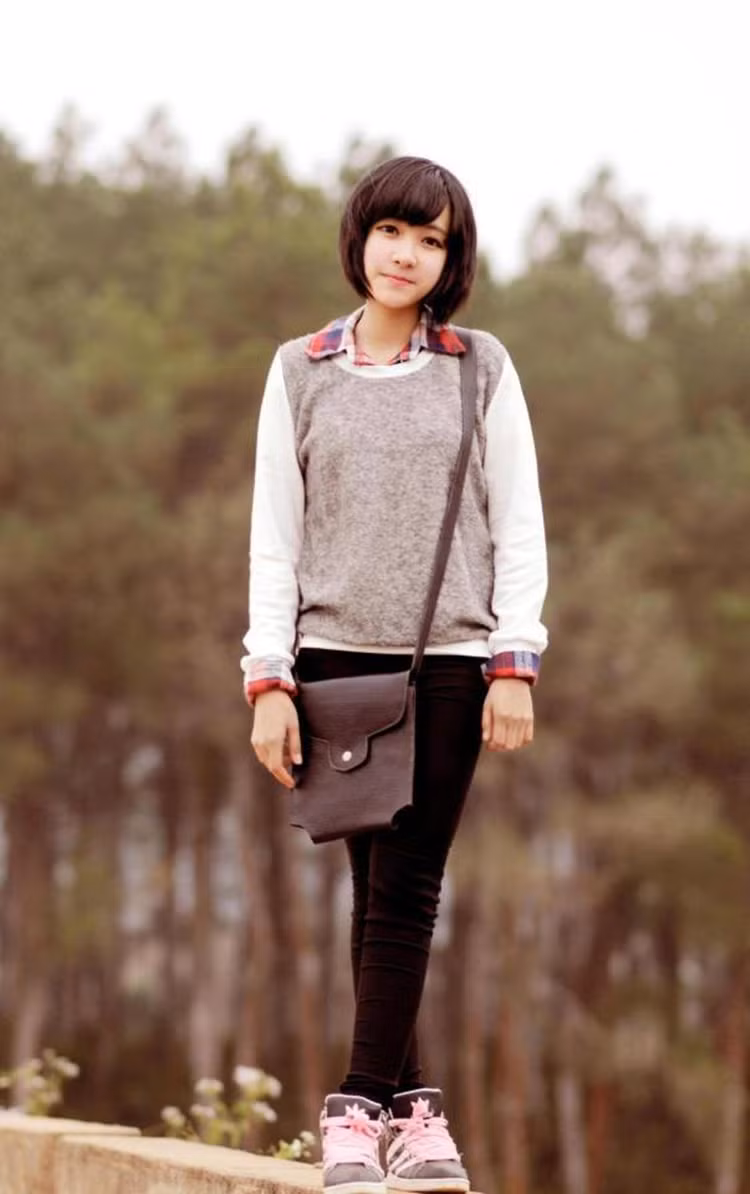 Được biết, cô bạn có tên thật Triệu Thị Linh Hoa, sinh 1995 đến từ Mộc Châu, và hiện đang là sinh viên năm nhất trường ĐH Thành Đô (HN). 