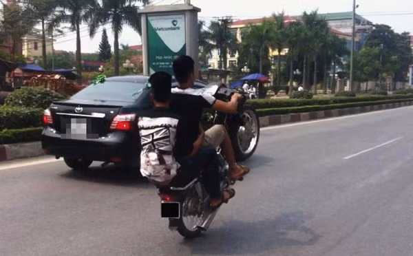 Đầu trần, bốc đầu xe khiến nhiều người đi đường phải "thót tim".