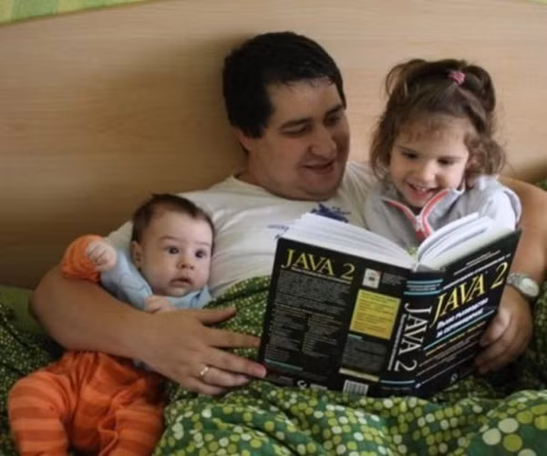 Vẻ mặt ngạc nhiên của cậu bé.