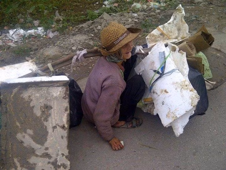 Ảnh khiến nhiều người không cầm được nước mắt trước sự vất vả của một bà cụ khoảng 80 tuổi, vẫn phải đi nhặt phế thải để bán lo trang trải cuộc sống. "Xót quá! Cảm thấy thương những mảnh đời. Hy vọng cụ bà sẽ luôn khỏe mạnh và gặp những điều may mắn", một thành viên bày tỏ. 