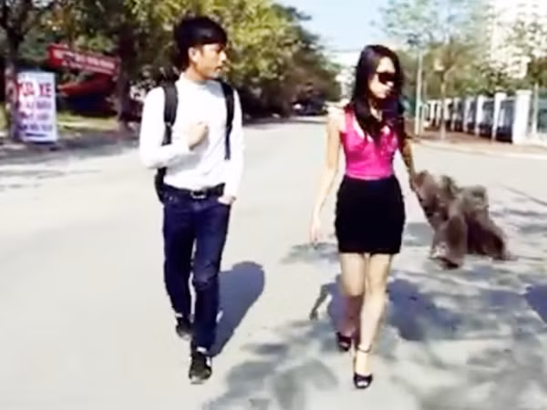 Clip mở màn cũng bằng bối cảnh tương tự như các clip "Anh không đòi quà" trước đó.