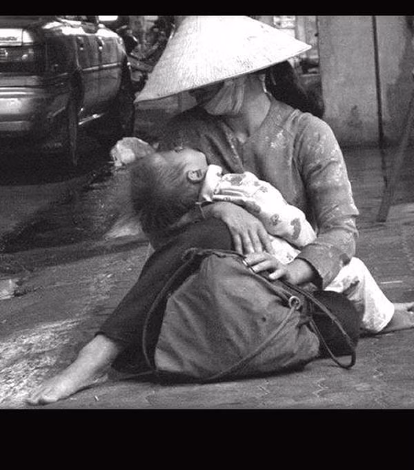 Bức ảnh được chia sẻ trên một Fanpage của Facebook kèm với một câu chuyện xúc động về tình mẫu tử. Ảnh đã chạm vào trái tim của hàng nghìn người xem, khiến ai nấy cũng rơi nước mắt khi nhìn vào. "Tình thương của cha mẹ dành cho con cái là mãi mãi, có nhiều người con hiểu, cũng có người không hiểu. Nên ai đó khi còn cha mẹ của mình sống ở bên cạnh, hãy biết trân trọng và đừng bao giờ để họ phải rơi nước mắt nhé!", nickname Trung Hai bình luận.