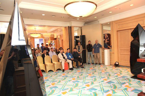 Khách tham quan đến rất sớm để có dịp trải nghiệm những hệ thống phối ghép tham chiếu.