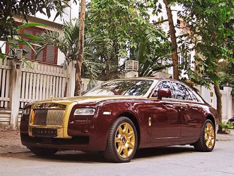 Xe siêu sang Ghost vàng của người đứng đầu đơn vị phân phối Rolls-Royce tại Việt Nam.