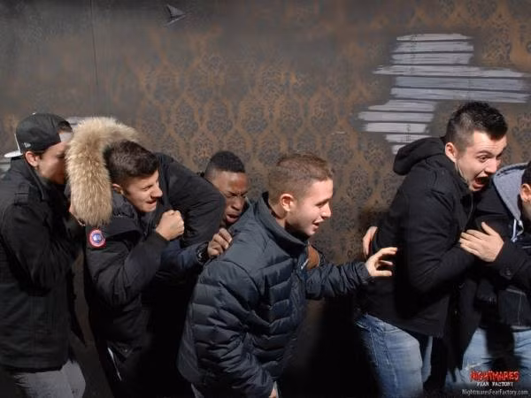 "Mau ra khỏi chỗ này thôi".