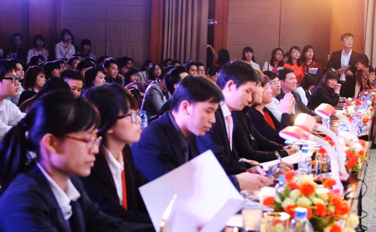 Tham dự đêm chung kết có, cô Nguyễn Thị Mơ (nguyên Hiệu trưởng trường ĐH Ngoại thương) cùng nhiều thầy cô giáo khác trong nhà trường; các thầy cô giáo ở các trường HV Ngoại giao Hà Nội, ĐH Luật Hà Nội...