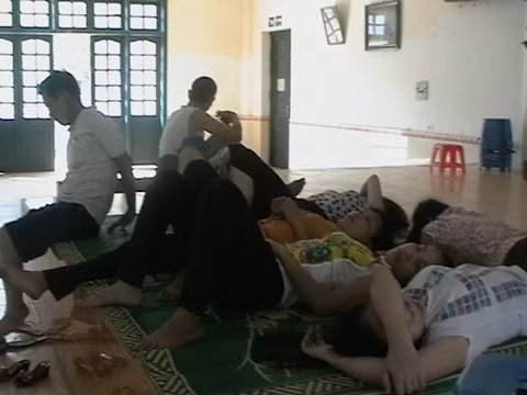 Nhiều gia đình nằm "cố thủ" trong căng - tin của trường.