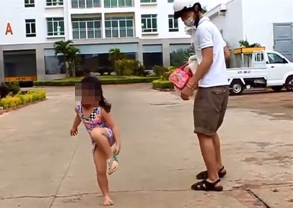 Đa số các ý kiến cho rằng: "Bé gái còn quá nhỏ tuổi để ra đường cởi đồ, vứt lung tung như thế. Nên giáo dục và cho bé học tập những điều tốt đẹp, chứ không phải a dua theo phong trào của người lớn như thế".