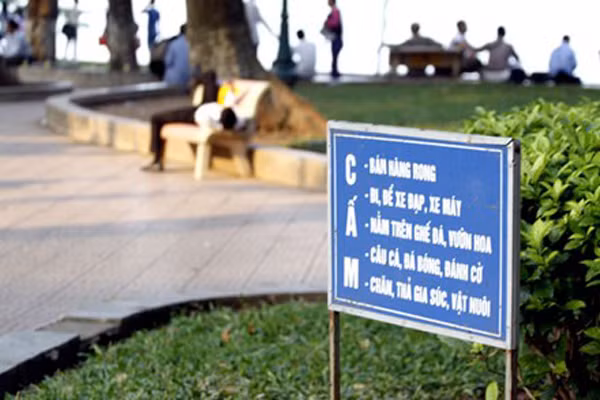 Mặc kệ biển cấm được đặt ở nhiều nơi, một số người dân vẫn cố tình vi phạm.