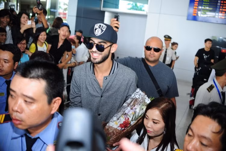 Omar xuất hiện tại sân bay Tân Sơn Nhất trong sự chào đón nồng nhiệt của fan Việt. Anh được nhiều người hộ tống về khách sạn. (Ảnh: Như Quỳnh).