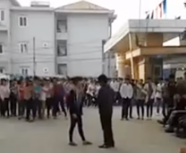 Màn tỏ tình của nam sinh diễn ra ngay tại sân trường và có hàng trăm người đứng theo dõi xung quanh.