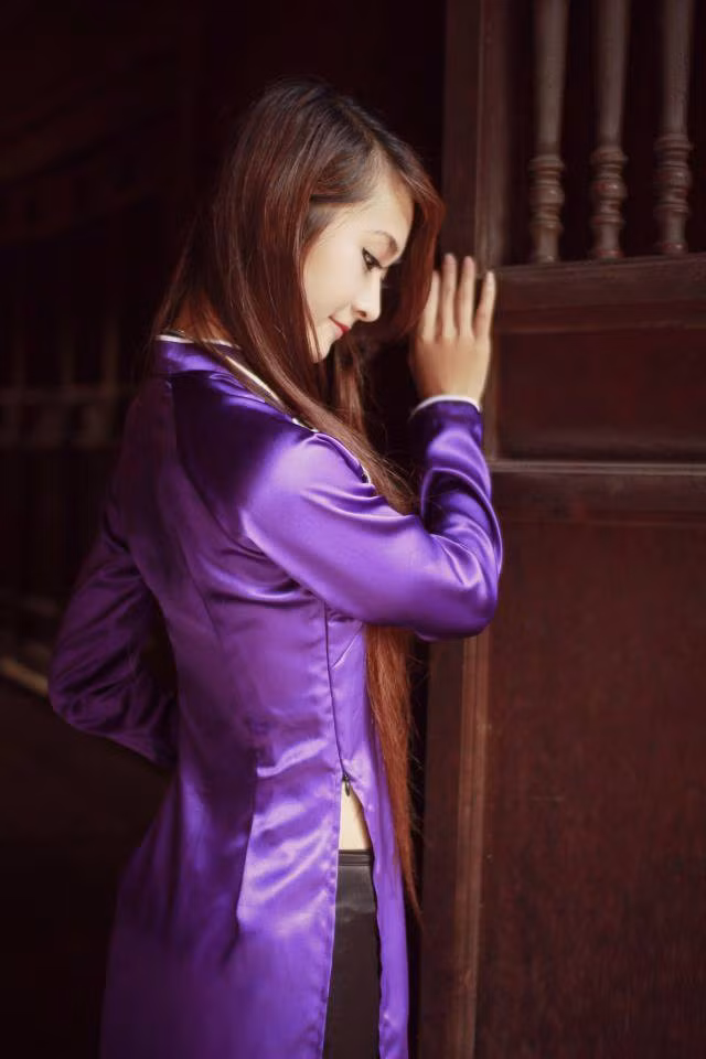 Dịu dàng áo dài tím Huế.