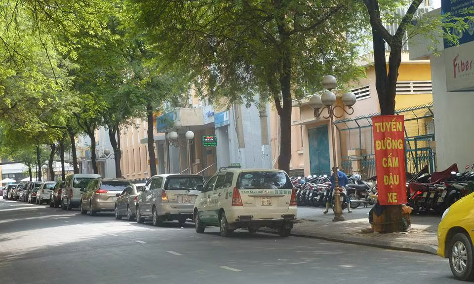 Nhiều tuyến đường cấm đậu xe nhưng xe vẫn "vô tư" đỗ ngay cạnh biển cấm.