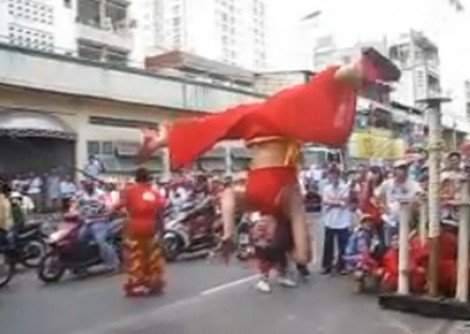 Cô gái trẻ biểu diễn trên dây một cách khéo léo