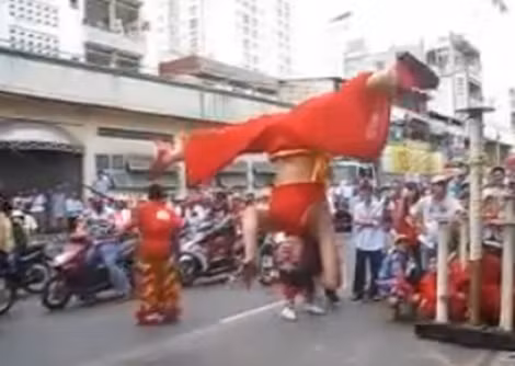 Cô gái trẻ biểu diễn trên dây một cách khéo léo