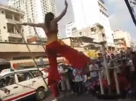 Cô gái biểu diễn leo lên màn thang trên dây thừng