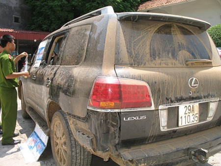  Xế sang LX570 đời năm 2011 màu đen còn rất mới này là của Tạ Văn Hùng - trùm ma túy dưới vỏ bọc doanh nhân bất động sản, nhưng đã bị y đốt cháy hòng phi tang 100 bánh heroin trên xe. Hiện, xe đang bị lực lượng Công an Hòa Bình tạm giữ.