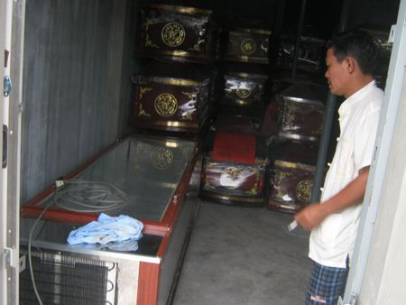 Ông chủ cửa hàng Tây Phương với chiếc quan tài ướp xác mới mua về.