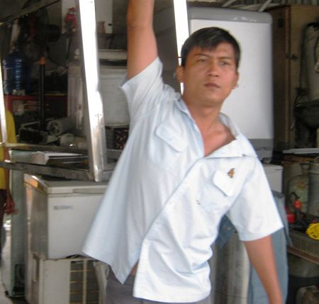 Sau lưng anh Duy là những cỗ quan tài chuyên dùng cho việc ướp xác.