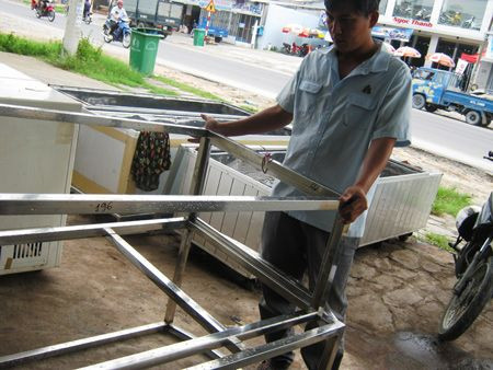 Anh Duy và khung quan tài ướp xác.