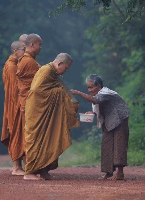 "Đẹp từ hành động đến tấm lòng". Ngay sau khi đăng tải, bức ảnh đã nhanh chóng nhận được hơn 17.000 lượt thích, hằng trăm lượt chia sẻ. 